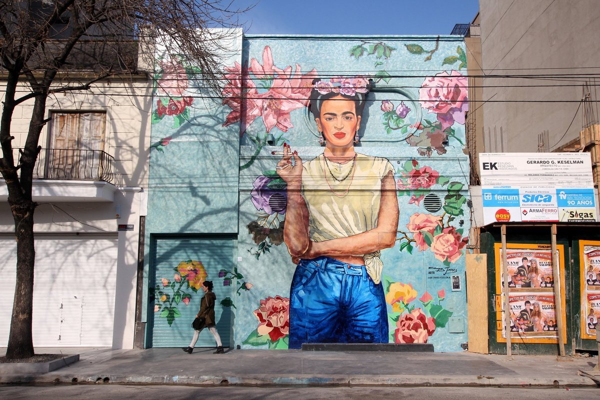 Paseo en moto por el mural de Frida Khalo en Colegiales