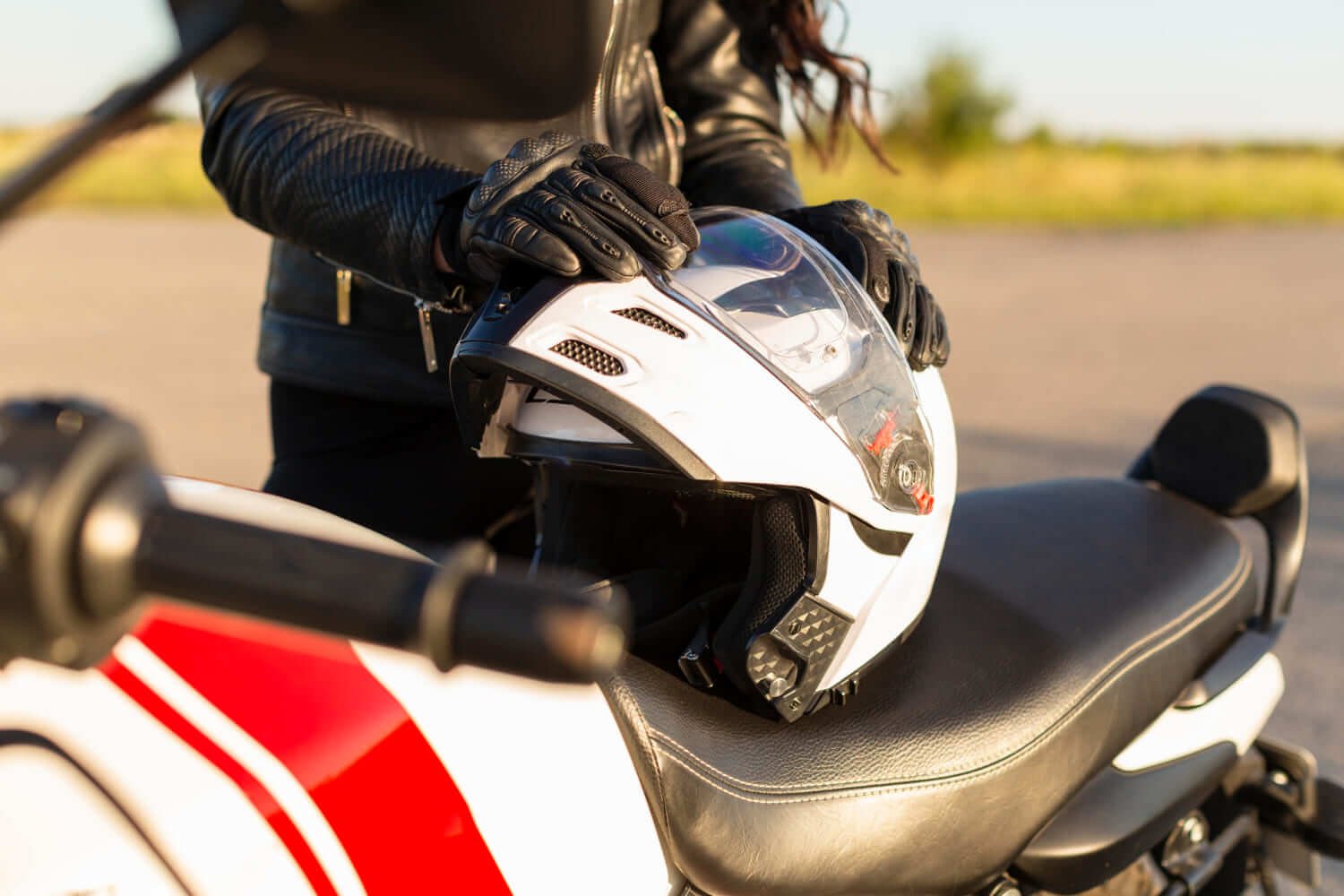 Motociclista con equipo de protección