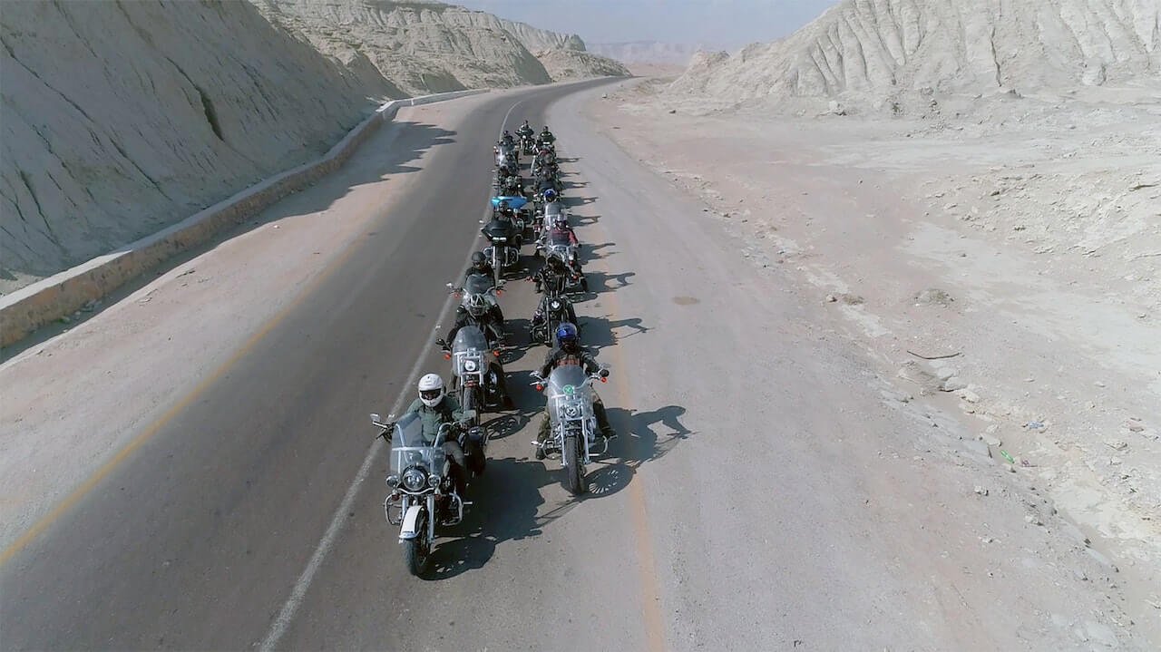 Grupo de motocicletas Harley-Davidson juntas en la carretera