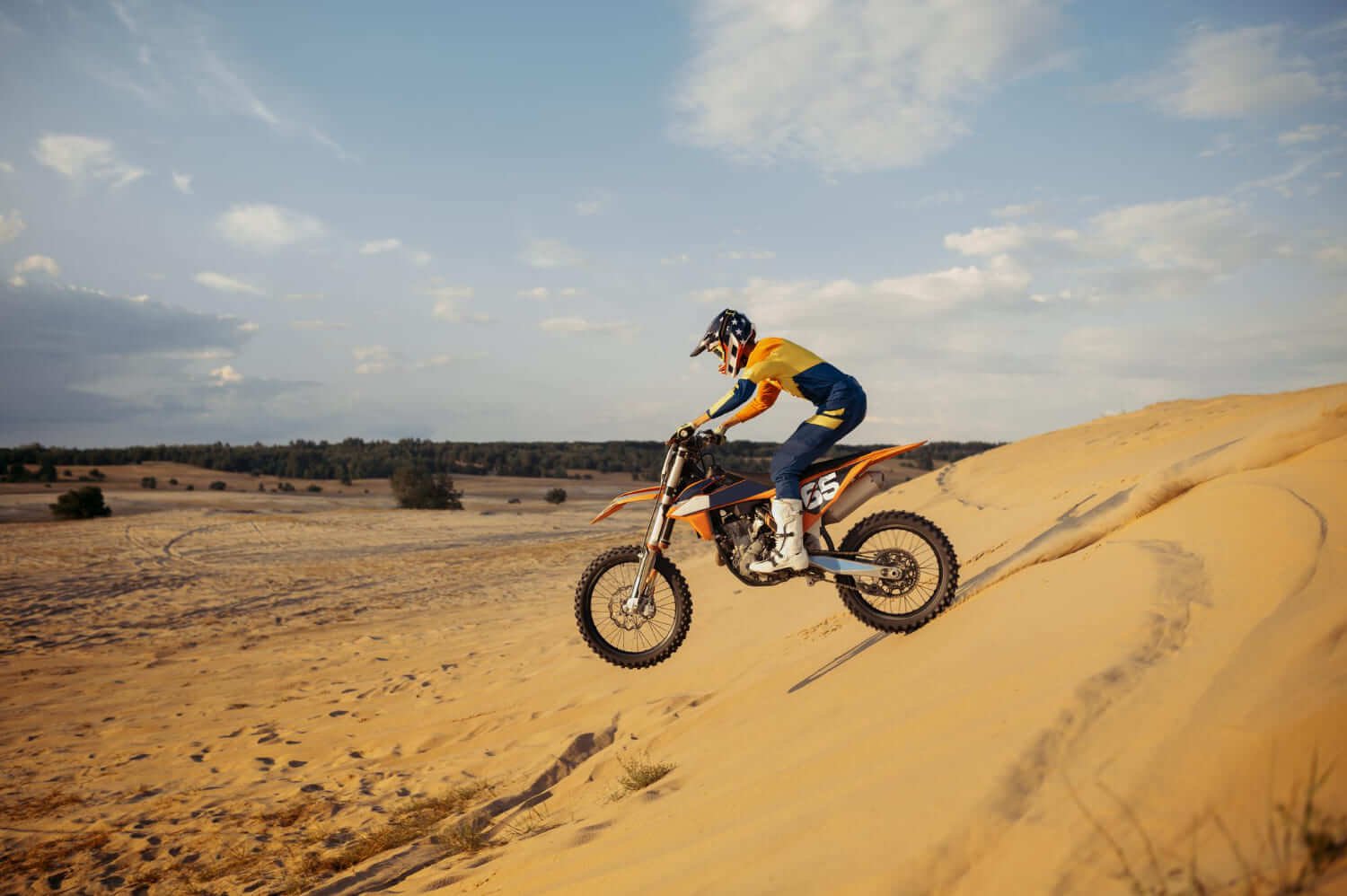 Un piloto de motos en rally en el desierto