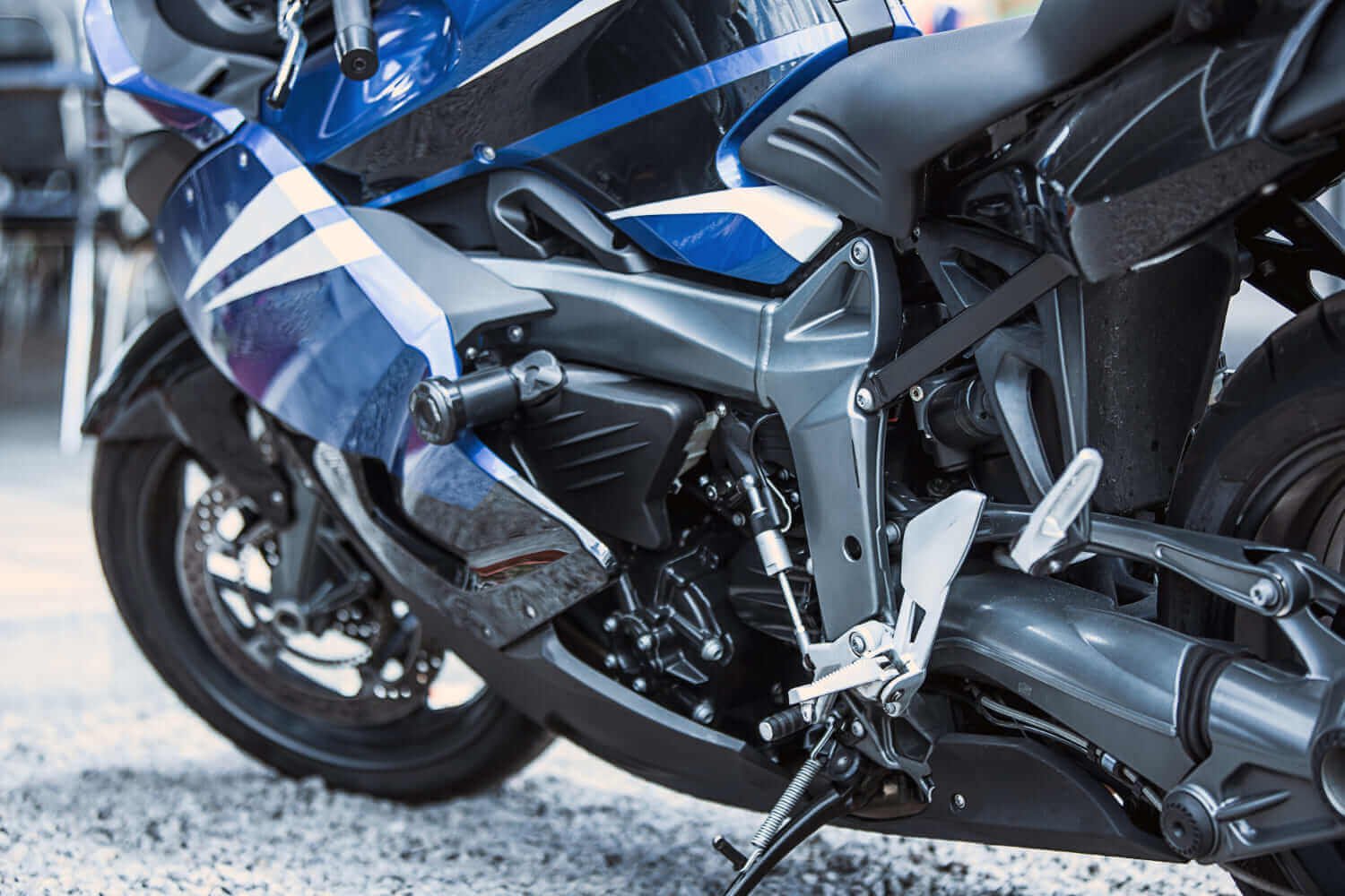 Motocicleta Yamaha YZF-R1 de alta tecnología y motor potente