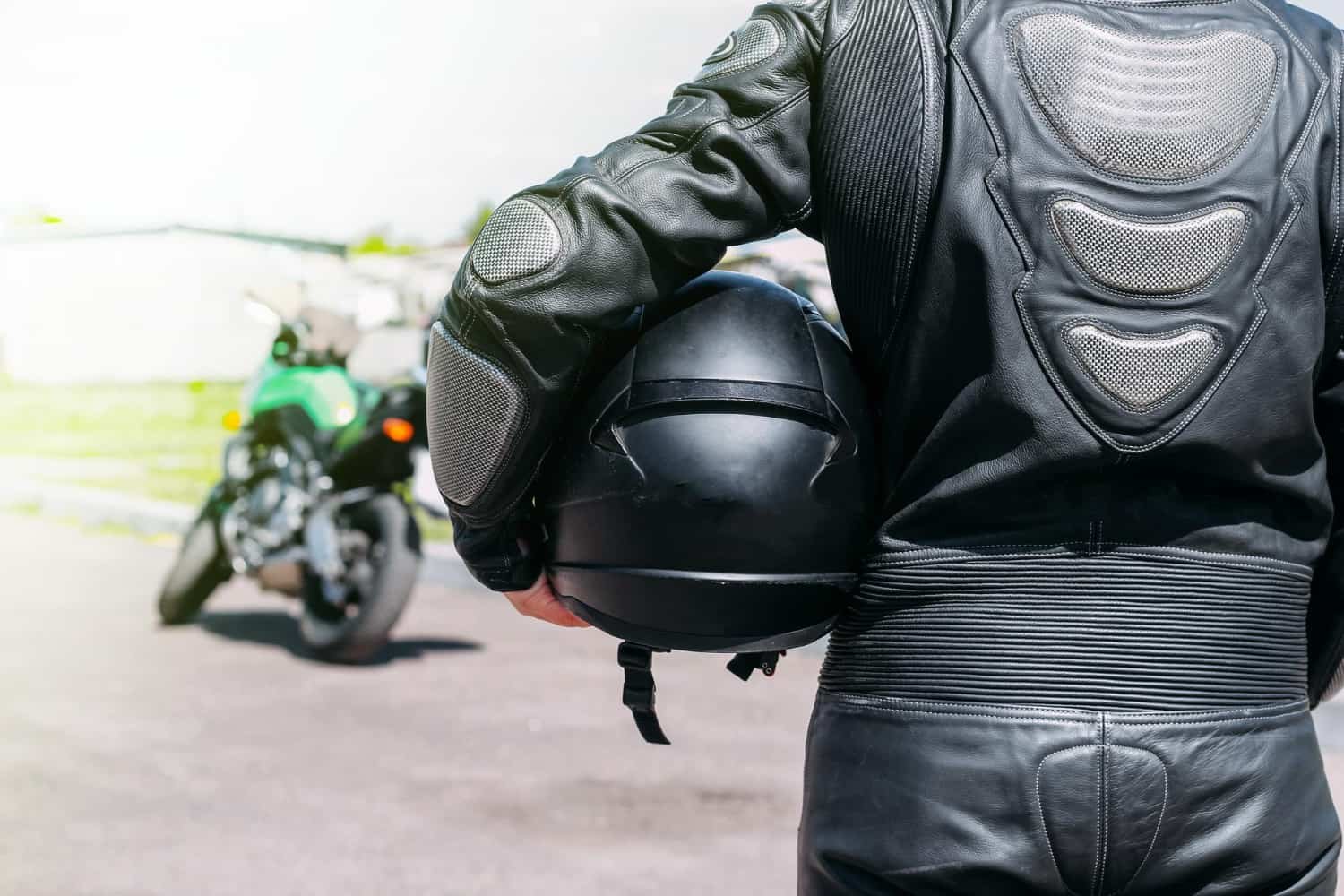 Piloto de motociclismo con equipo de protección completo y casco homologado de la FIM