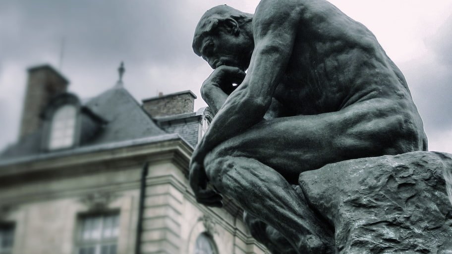 Escultura "El Pensador" de Rodin en la Plaza Moreno de Buenos Aires