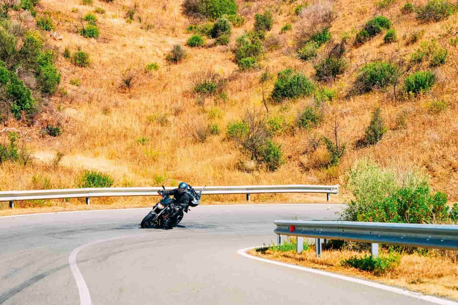 Motocicleta viajando por una ruta escénica en un destino popular para viajar en moto en 2023