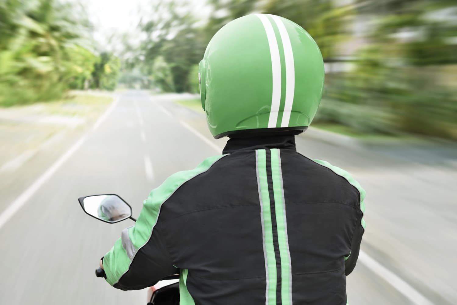 Motociclista usando casco ecológico de cartón reciclable