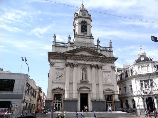 Una moto visita un destino sagrado : la Basílica San José de Flores