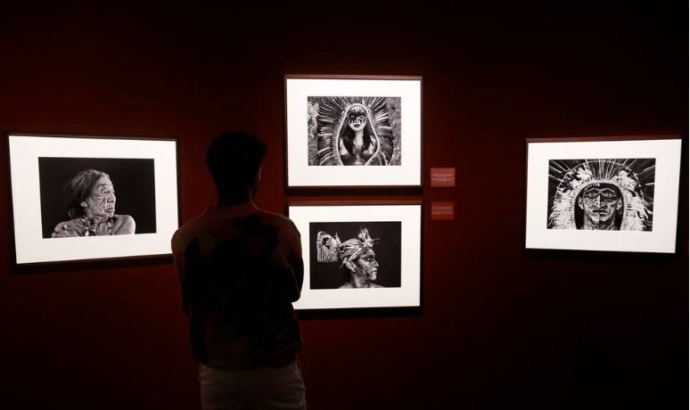 Una moto viaja al corazón de la Amazonia de Sebastiao Salgado