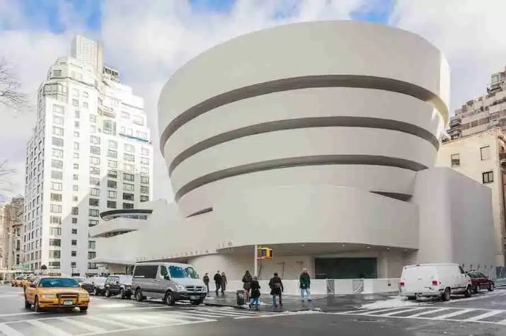 Marcelo Hidalgo Sola y una moto en el Guggenheim de Nueva York.